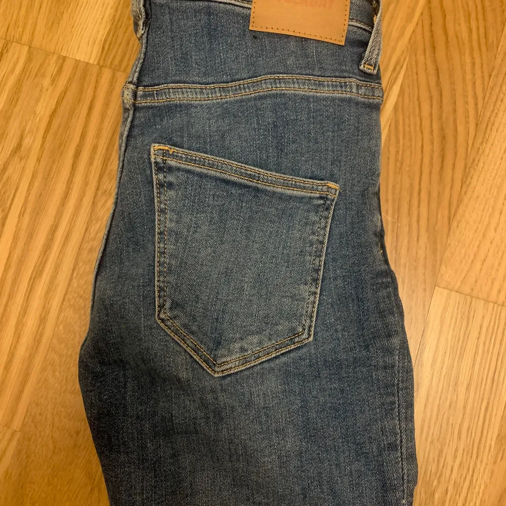 Oanvända blåa jeans från weekday. Referendums från hemsidan🤍Längden passar på mig jag är 170cm. Köparen står för frakt - spårbar🤍🤍🤍. Jeans & Byxor.