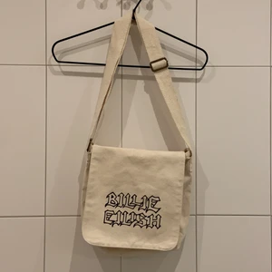 Billie Eilish Väska. - Säljer en jätte fin Billie Eilish Väska pga ingen andvändning. Den är från Billies riktiga hemsida. Den är andvänd några gånger men är annars i väldigt bra skick. Säljer för 170kr + frakt. Priset/annat kan diskuteras privat.