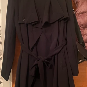 Kappa - Svart, tunn kappa. Köpt förra hösten och kommer ej till användning längre. 