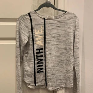 Grå långärmad tröja  - Grå långärmad tröja från H&M. Storlek 158/164 med sitter som en S. 