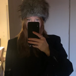 Pälsmössa - Säljer nu en av mina supersnygga pälsmössor! Den är perfekt att ha på afterski än eller under en solig vinterdag.
