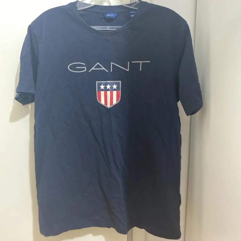 En Gant T-shirt i stl 176/S, säljs för 100 kr. . T-shirts.