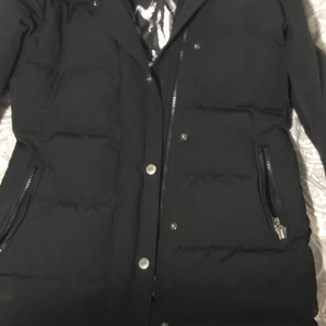 Hollise jacka  - Svart Hollies jacka. Köpte den i den här vintern och jag känner att den inte är min stil längre. Priset kan diskuteras .Skriv för flera frågor ❤️