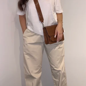 Hvisk väska brun - Väska från Hvisk. Väldigt bra skick. Orginalpris - 1000, säljs för 600 vid snabb affär 🥰