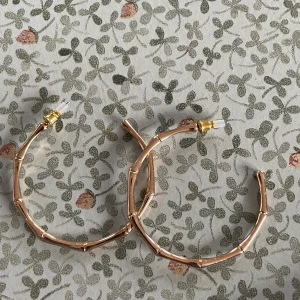 Örhängen  - Örhängen! Från NK i Sthlm! Oanvända! 