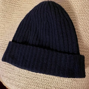 Filippa K Navy mössa - Elisa Recycled Cashmere Beanie. Mössa i färg Navy från Filippa K. Passar inte mig och därför enbart använd 1 gång. Nypris 900 säljes för 300kr.