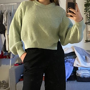 Tröja  - Stickad tröja från Gina Tricot i storlek M men är liten i storlek och sitter mer som S. Använd men är i fint skick :)