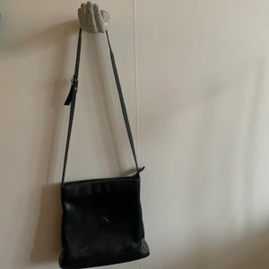 väska  - Jättefin axelremsväska