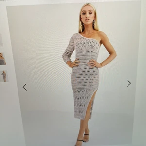 ASOS DESIGN metallic open stitch dress - Helt ny Asos design metallic open stitch midi dress i färgen rose gold. Aldrig använd och har prislappen kvar. Sök gärna upp den på Asos för fler bilder. Ordinariepris 617kr nypris 200kr💗 Frakt kan variera 