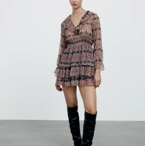 Zara klänning  - Säljer denna snygga slutsålda klänningen från zara, aldrig använd & prislappen är kvar ❤️ det är bara att skriva om ni har några frågor eller vill se egna bilder