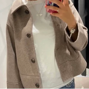 Kappahl kappa - Beige kappa, nästan aldrig använd, skriv för fler bilder!😃😃