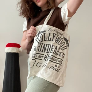 Tygkasse  - Tygkasse, krämig vit färg, 40x32cm, håller mer än vad man tror. För fler bilder eller skrivi till mig :)) 