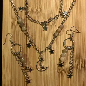 Handgjorda smycken med äkta solsten 💕 2 halsband (ett med bara stjärnor) och ett par örhängen ❤️ betalning via swish 