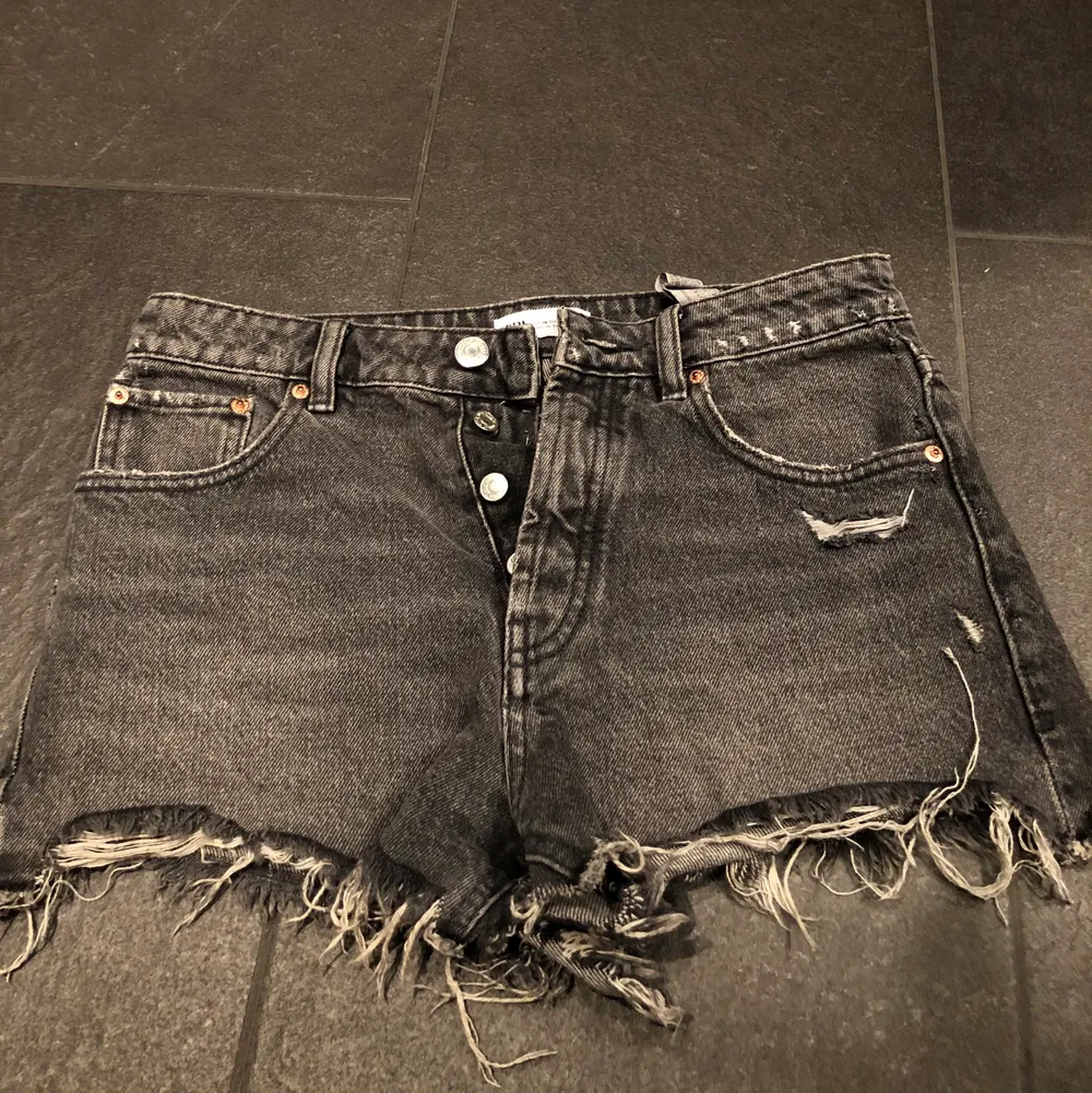 Gråa jeans shorts från Zara storlek S❤️ . Shorts.