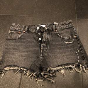 Gråa jeans shorts från Zara storlek S❤️ 