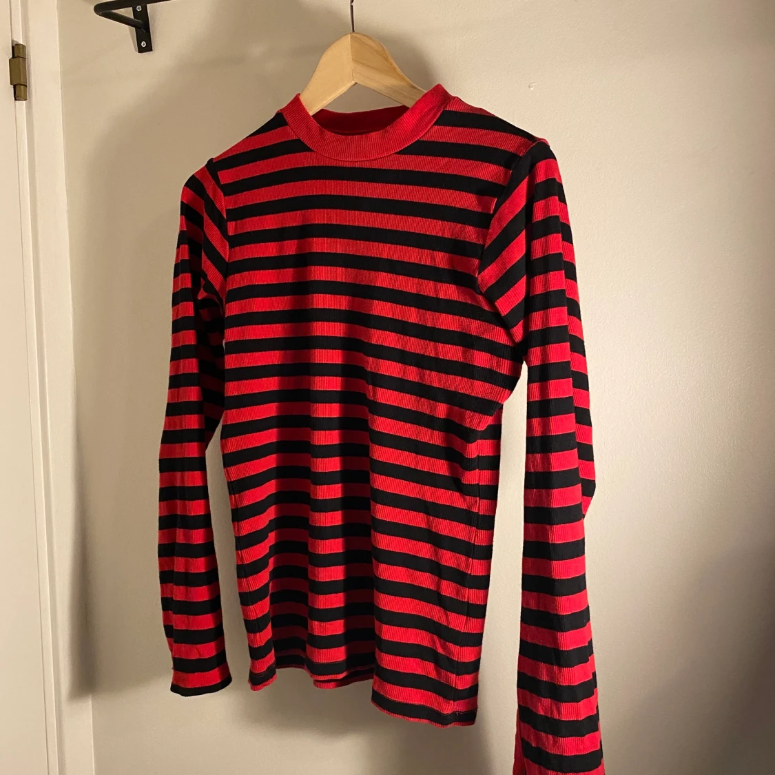 Röd och svartrandig tröja