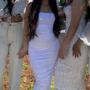 Studentklänning - Säljer min superfina studentklänning, använd endast en gång säljer då den inte kommer till användning. 