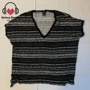 Svart t-shirt - Svart mönstrad t-shirt i strl S. Säljs av Rytmus Stockholms Elevkår, alla kläder som säljs har skänkts utav elever på Rytmus och de pengar som samlas in från klädinsamlingen ges oavkortat till WWF. Ta chansen och köp fina kläder second hand och bidra på samma gång till att bevara miljön!