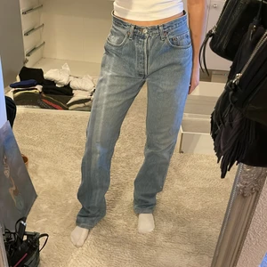 Levisjeans vintage 501  - Säljer mina Levis jeans köpta vintage i Paris! Modell: 501 storlek: w33 l36. Jag är en 36/s och är 167 cm