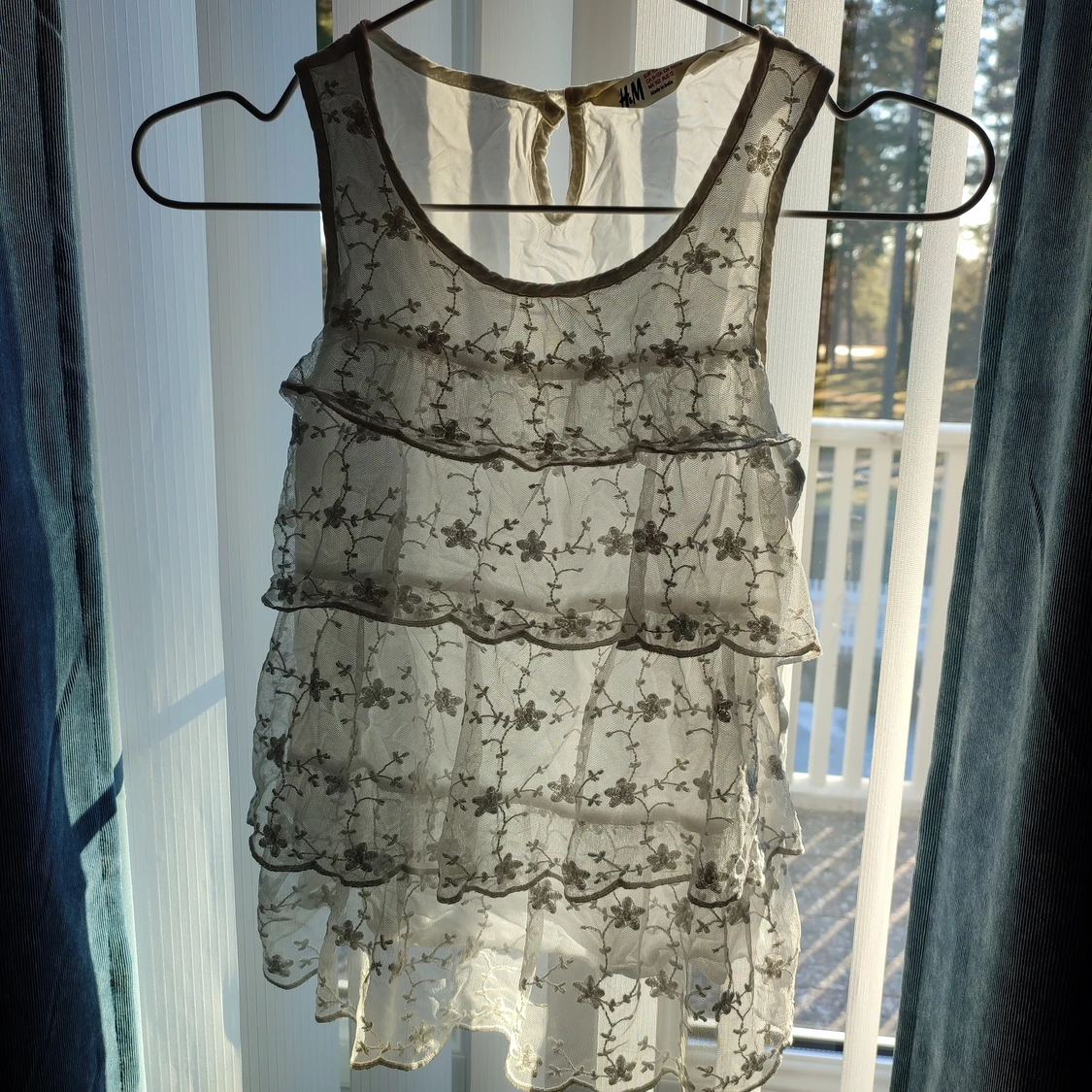 Vit linne med broderi strl S