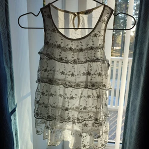 Vit linne med broderi strl S - Storlek: S, nästan som en Xs. Skick: Bra skick, inte sliten bara skrynklig. Passform: Sitter lite tajtare upp mot bröstkorgen och har en knäppning på baksidan. Övrigt: Linnet är använt men det är på äldre dar, så har inte använt den nyligen. Sedan är den inte genomskinlig heller. Skriv till mig om frågor upphör😊