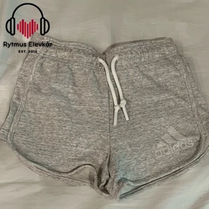 Gråa shorts - Gråa mjuka shorts. Säljs av Rytmus Stockholms Elevkår, alla kläder som säljs har skänkts utav elever på Rytmus och de pengar som samlas in från klädinsamlingen ges oavkortat till WWF. Ta chansen och köp fina kläder second hand och bidra på samma gång till att bevara miljön!