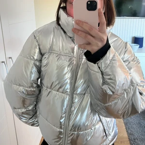 Jacka  - Silvrig jacka från Gina tricot, strolek XL men sitter fint oversized på mig som är en S! 