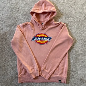Dickies tröja  - Jätte fin dickies tröja stl M, lite slitningar på märket därav biligare pris💕