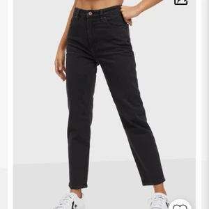 A-brand jeans - Säljer mina suuuperfina svarta A-brand jeans i storlek 28 som aldrig är använda. Nypris 999kr Jag säljer för 500kr där frakten är medräknad. 