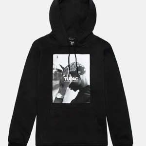 Tupac Hoodie - Superfin men knappt använd då det helt enkelt inte är min stil🤍Materialet innuti är suuupermysigggt! Frakt är med i priset
