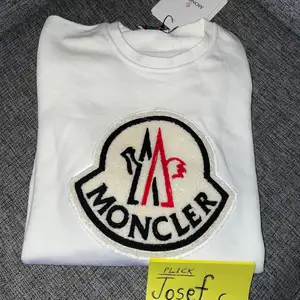 Oanvänd Moncler tröja med prislapp. 