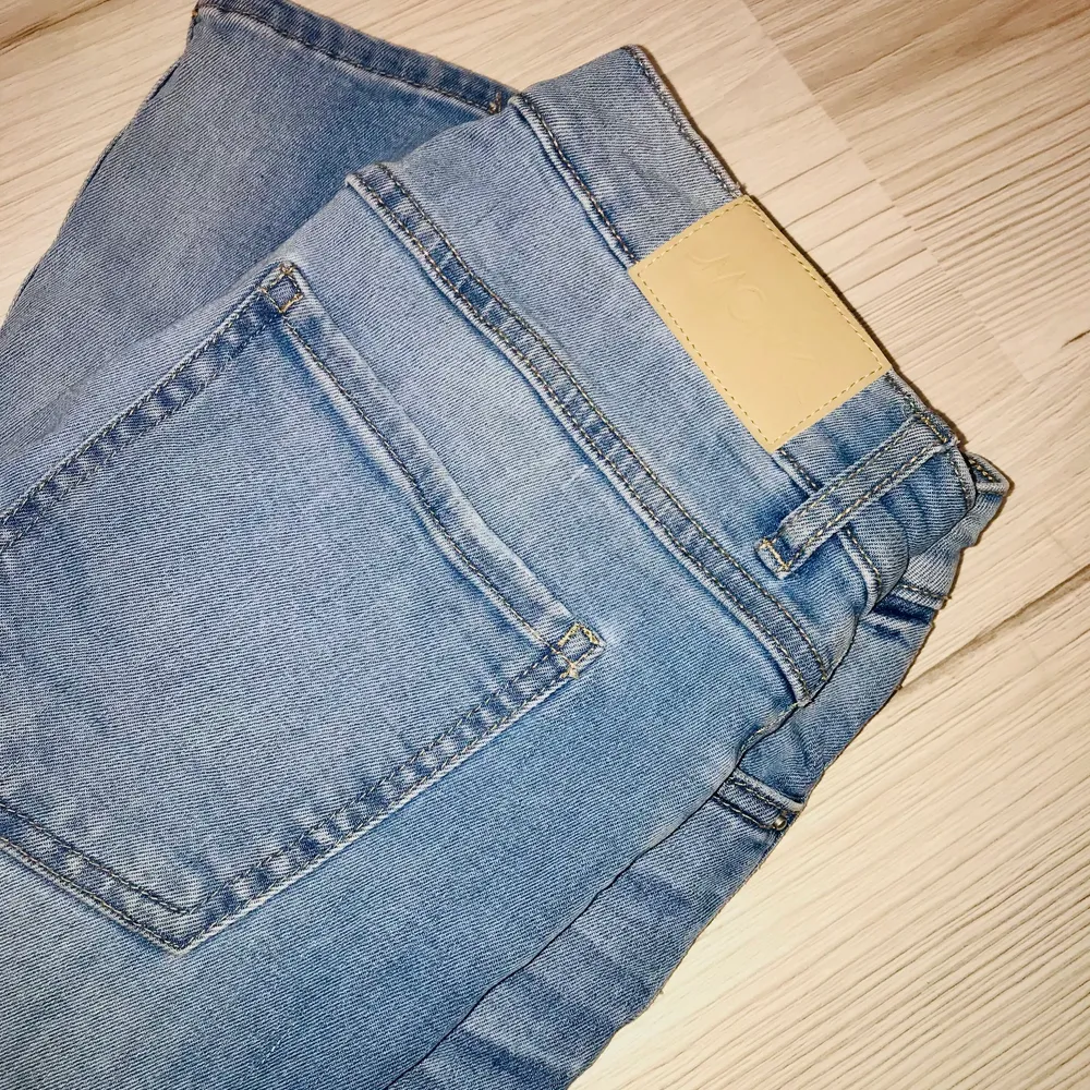 Ljusblå Monki Jeans, små i storleken☺️. Använda ett fåtal gånger💫💫. Skriv privat för fler bilder. Jeans & Byxor.