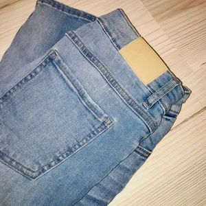 Jeans från Monki storlek M  - Ljusblå Monki Jeans, små i storleken☺️. Använda ett fåtal gånger💫💫. Skriv privat för fler bilder