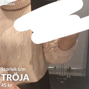 Tröja  - En tjock varm tröja till vinter  vår säljer den Påggrund av att trivdes inte så bra i den pris kan alltid diskutera och du står för frakt 