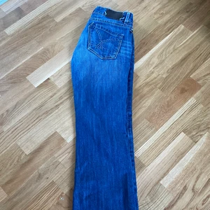Vigoss Studio Jeans - Fina lågmidjade jeans från Vigoss Studio. Storlek 28. Jättefint mönster på fickorna där bak och är i bra skick. Skriv för fler frågor eller bilder😊