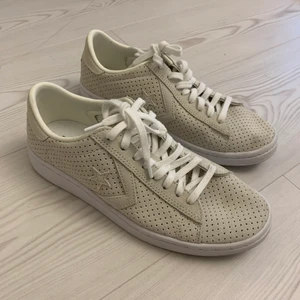 Converse - Vit/beiga converse i strl 37, känns dock som 37,5.