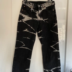 Storlek 30/28, waist, seat and leg size - Dessa byxor från weekday är använda ett fåtal gånger och är i ett mycket bra skick! Perfekta för att både klä upp och ner💞