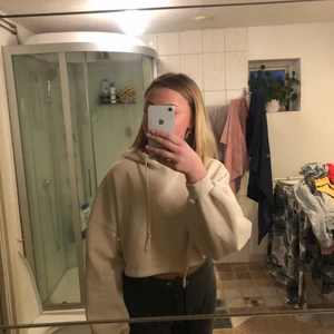 Har inget märke - Hoddie från Gina tricot~ Beige~Storlek xs~ 50 kr~köparen står för frakten~ Frakten kommer antagligen bli runt 60kr~