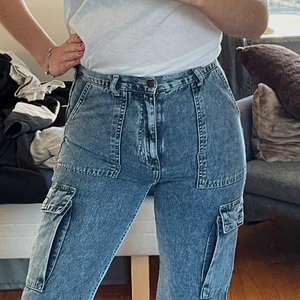 Jeans - Säljer mina favoritjeans från Junkyard. Lite som cargobyxor fast i jeans. Väldigt mjuka och sitter väldigt skönt! Jättebra skick!