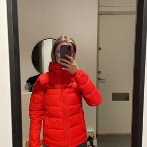 peak performance jacka - säljer mina röda peak performance jacka i stl xs. litet märke på armen men inget som syns eller att man tänker på. 