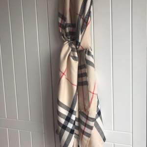 Säljer min Burberry scarf/halsduk i färgen ljus beige. 100% cashmere. Helt ny, aldrig använd. 