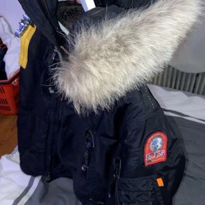 Parajumper jacka  - Säljer nu min parajumper jacka, storlek L knappt använd 3veckor gammal. Säljer för 4000kr vid snabb affär.