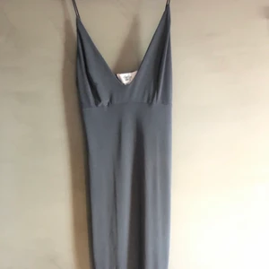 Grå midiklänning XS - Grå midiklänning från Rebecca Stella i storlek XS.