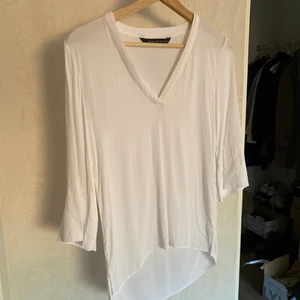 Vit blus från Zara - Fin vit blus med något vida armar från Zara! Storlek S. Köpare betalar frakt 