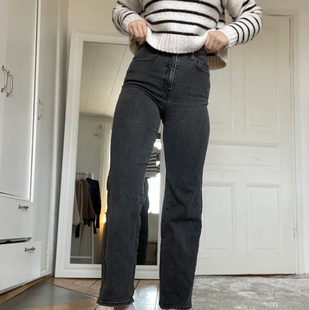 Ett par jättefina mörkgråa byxor från Cubus. Använt få gånger men säljer då de är lite för små. . Jeans & Byxor.