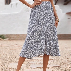  kjol - Säljer denna jätte fina kjol från shein. Super bra material❤️‍🔥säljer den pga av att den inte kommer till användning. Ny skick, Jag är 157cm lång. Passar även xs