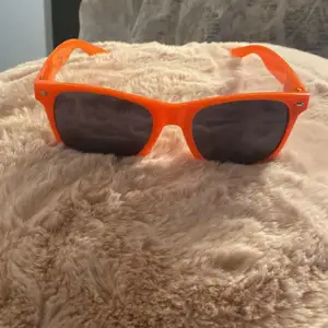 Aperol solglasögon 🕶, orange färg, ny ( fått som present) 😎😎😎😎😎 jette cool 😎 