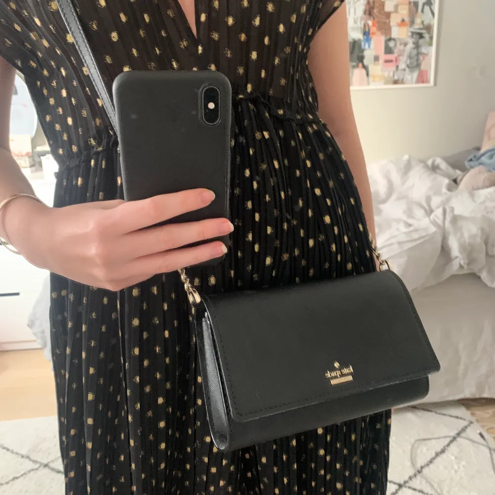 Sååå fin väska från Kate spade som köptes på nk för några år sedan för 1700kr Passar till allt!!!💕 . Väskor.