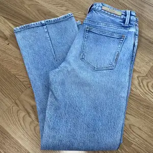 Ljusblå lösa jeans från Carlings i storlek 36. De sitter fint och formar bra. Längden sitter perfekt på någon som är 155-160 cm lång. Kontakta för mer info/fler bilder.