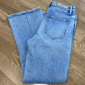 Carlings jeans  - Ljusblå lösa jeans från Carlings i storlek 36. De sitter fint och formar bra. Längden sitter perfekt på någon som är 155-160 cm lång. Kontakta för mer info/fler bilder.